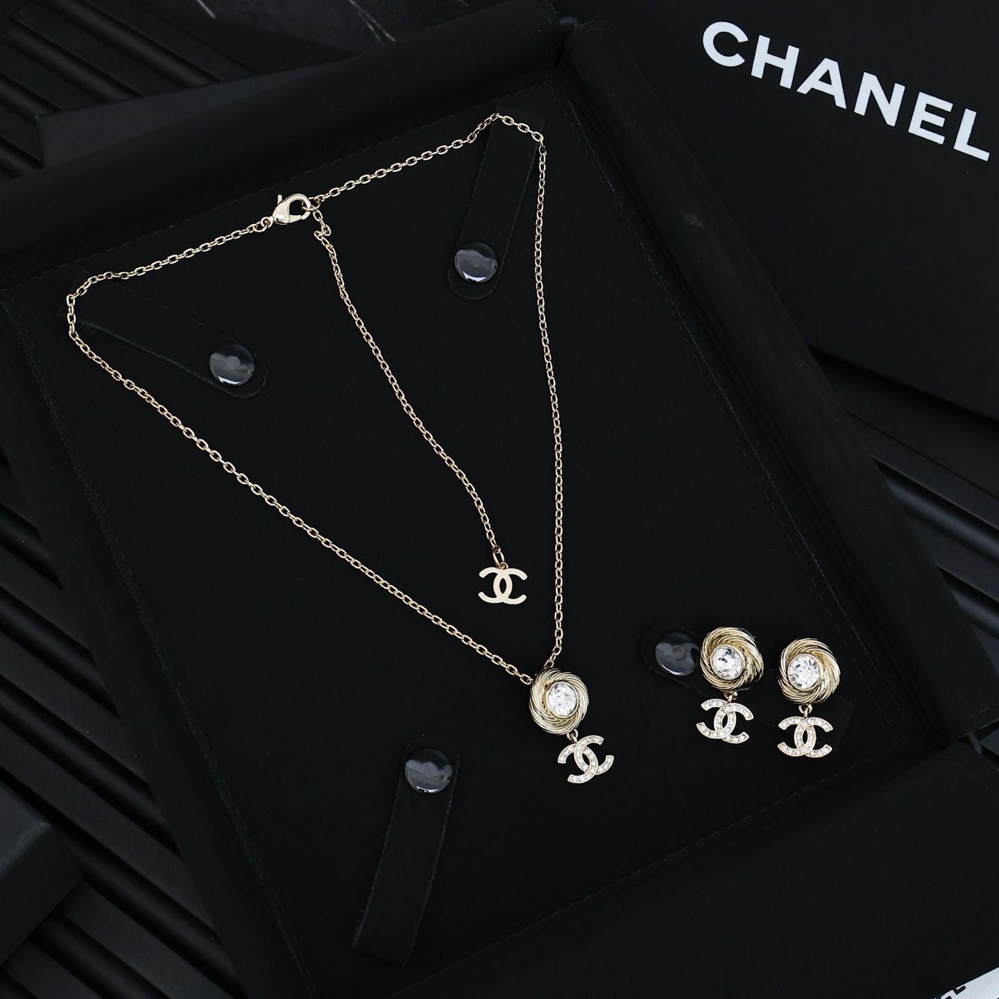 p63 Chanel25s旋转螺纹双c耳环
好美的设计~
端庄 温婉 气质的代名词!
耳环尺寸刚刚好 偏日常
