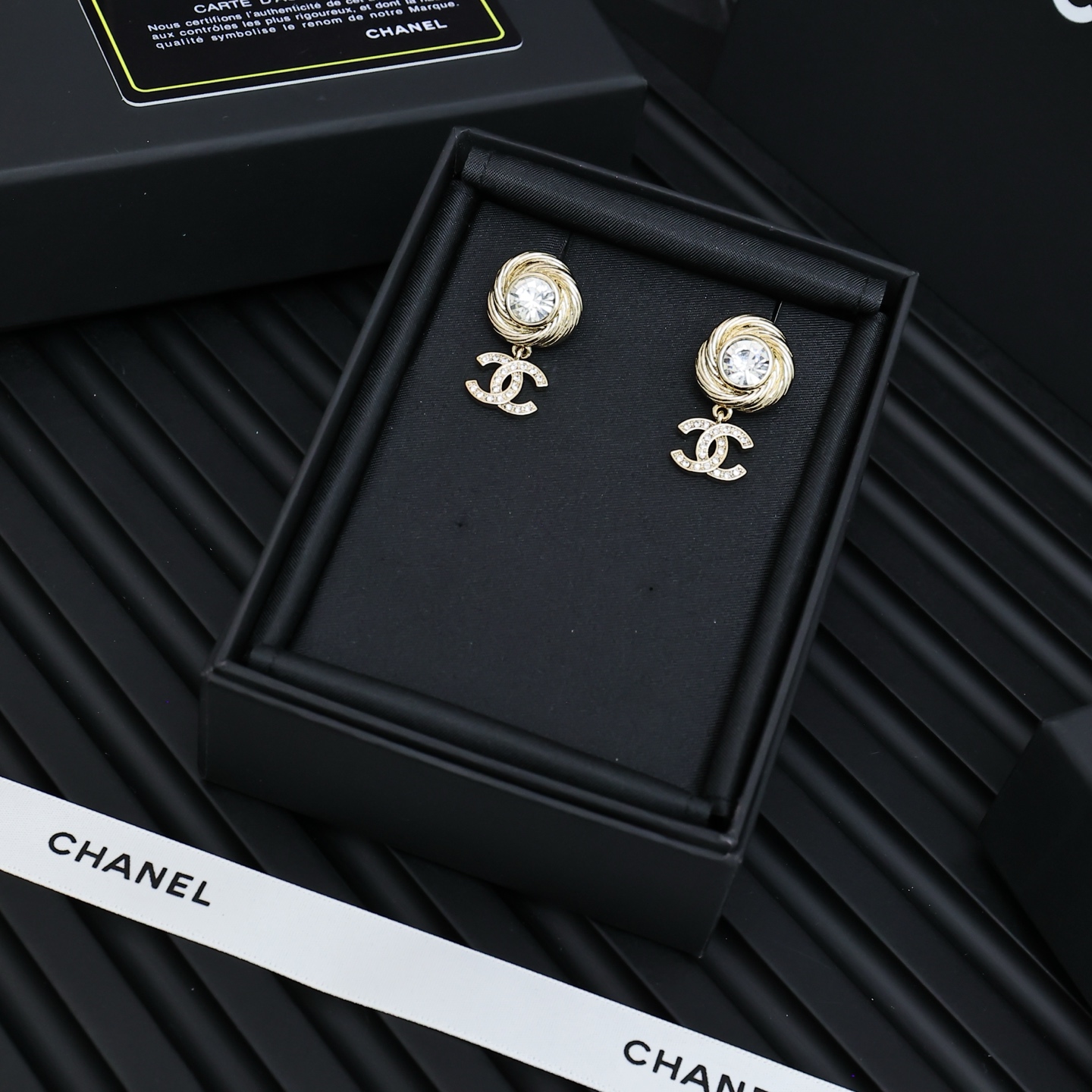 p63 Chanel25s旋转螺纹双c耳环
好美的设计~
端庄 温婉 气质的代名词!
耳环尺寸刚刚好 偏日常
