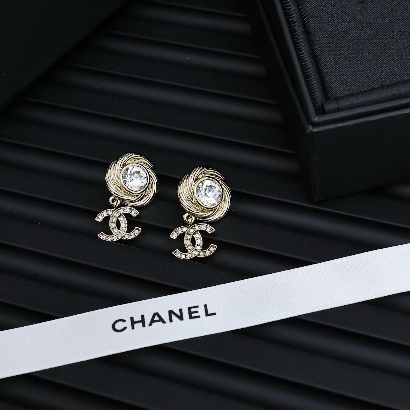 p63 Chanel25s旋转螺纹双c耳环
好美的设计~
端庄 温婉 气质的代名词!
耳环尺寸刚刚好 偏日常
