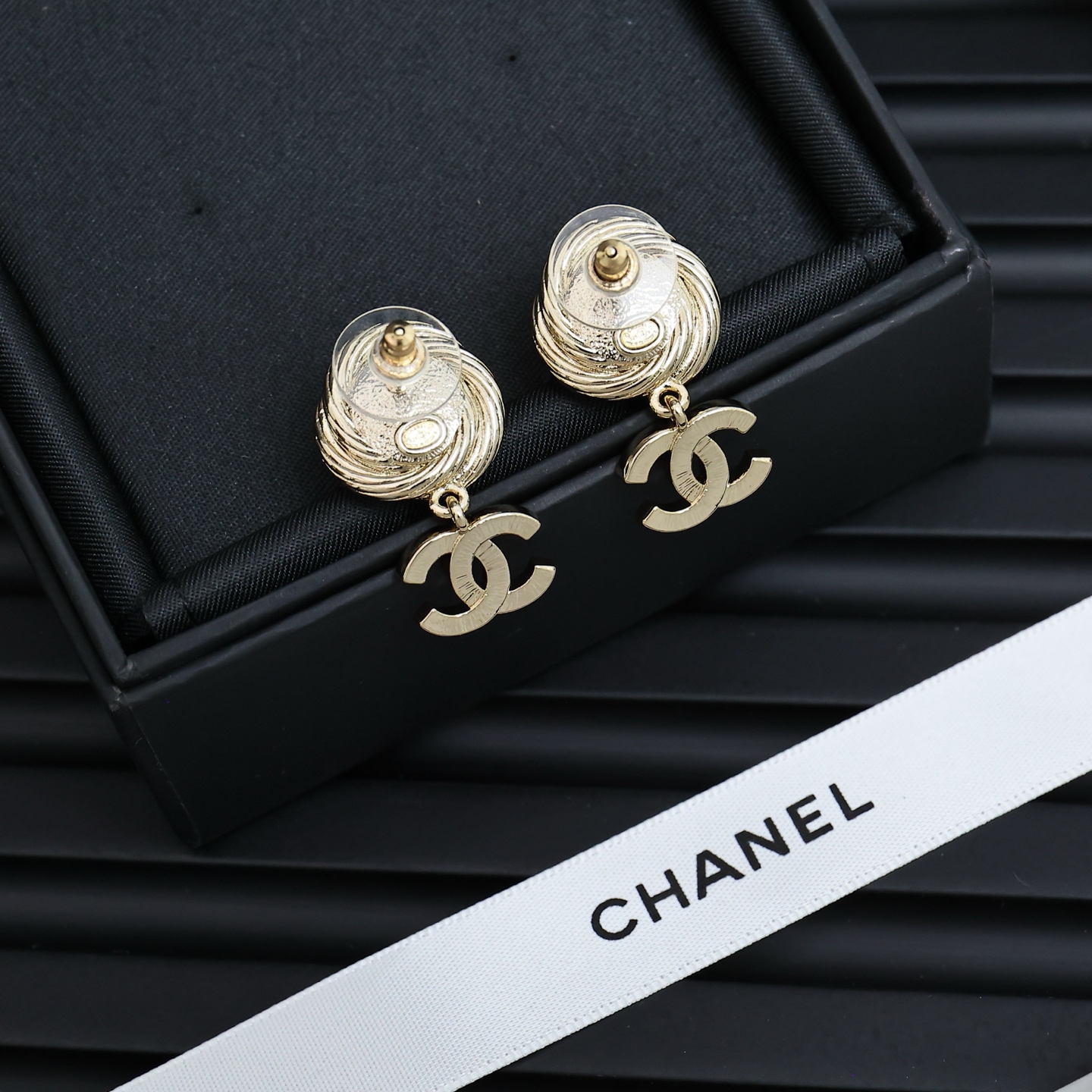 p63 Chanel25s旋转螺纹双c耳环
好美的设计~
端庄 温婉 气质的代名词!
耳环尺寸刚刚好 偏日常
