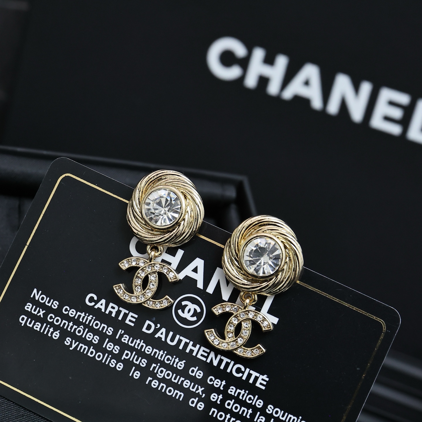 p63 Chanel25s旋转螺纹双c耳环
好美的设计~
端庄 温婉 气质的代名词!
耳环尺寸刚刚好 偏日常
