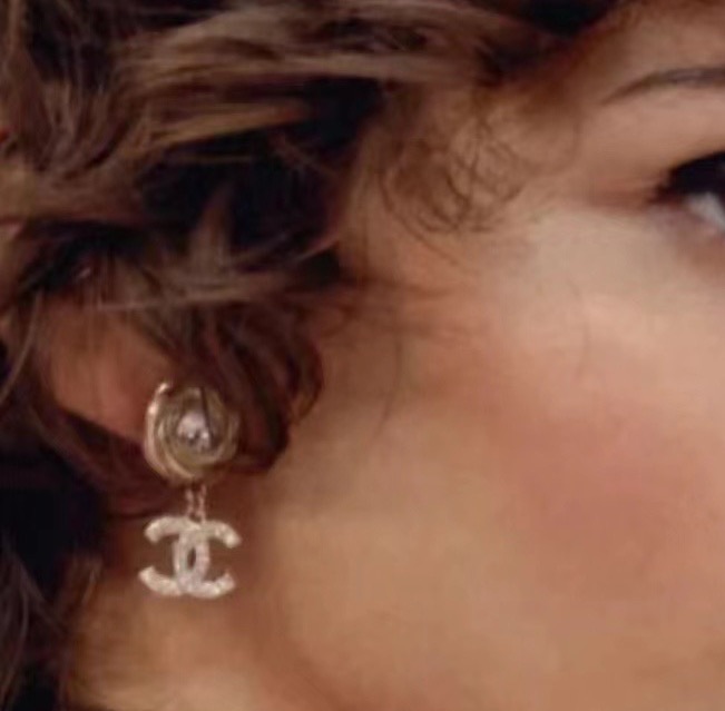 p63 Chanel25s旋转螺纹双c耳环
好美的设计~
端庄 温婉 气质的代名词!
耳环尺寸刚刚好 偏日常
