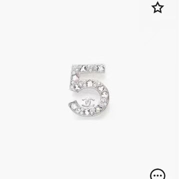  香奈儿25。双C5字胸针好闪，好美啊😍？
Bling Bling拼水钻珍珠!经典星星，爱心➕珍珠
谁看