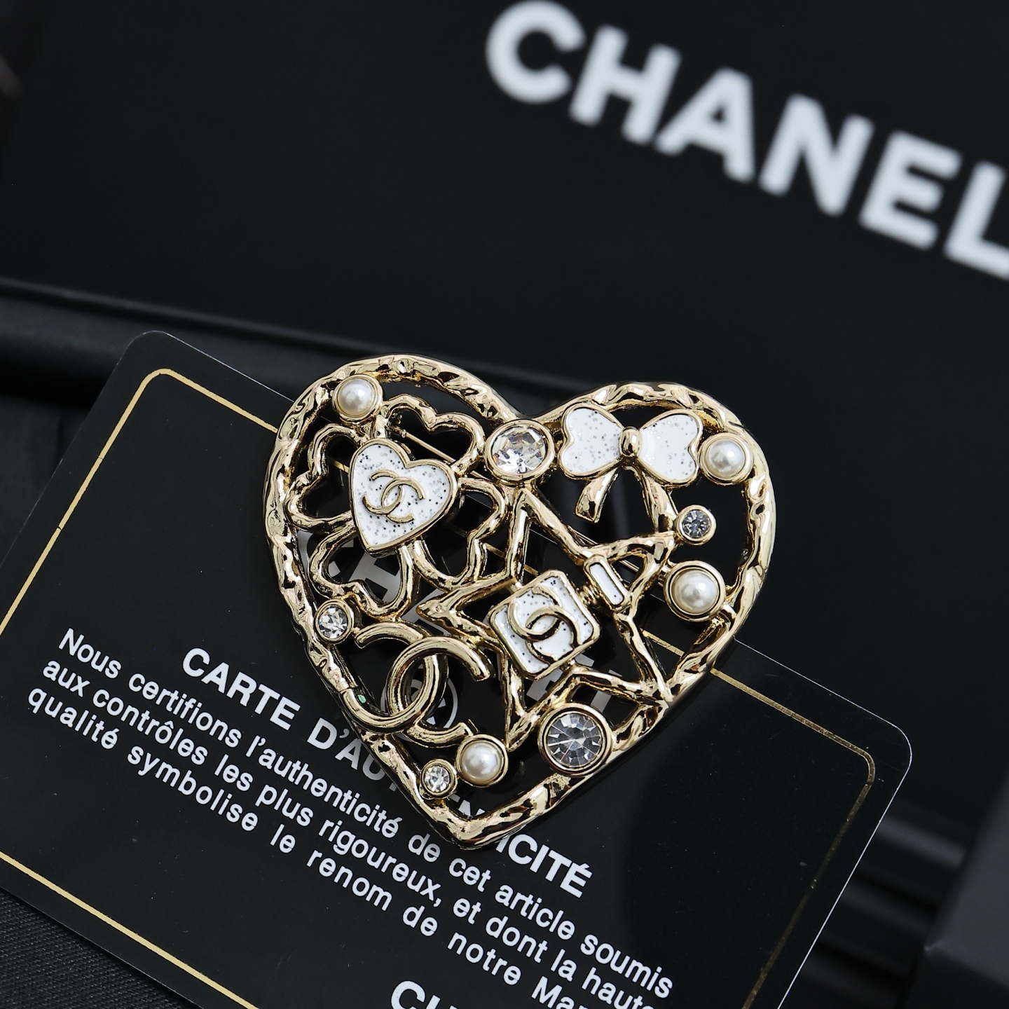  Chanel 25。新款白色珐琅双C镂空爱心胸针超多经典小香元素的组合真的太嗲了
五角星·香水瓶·爱心