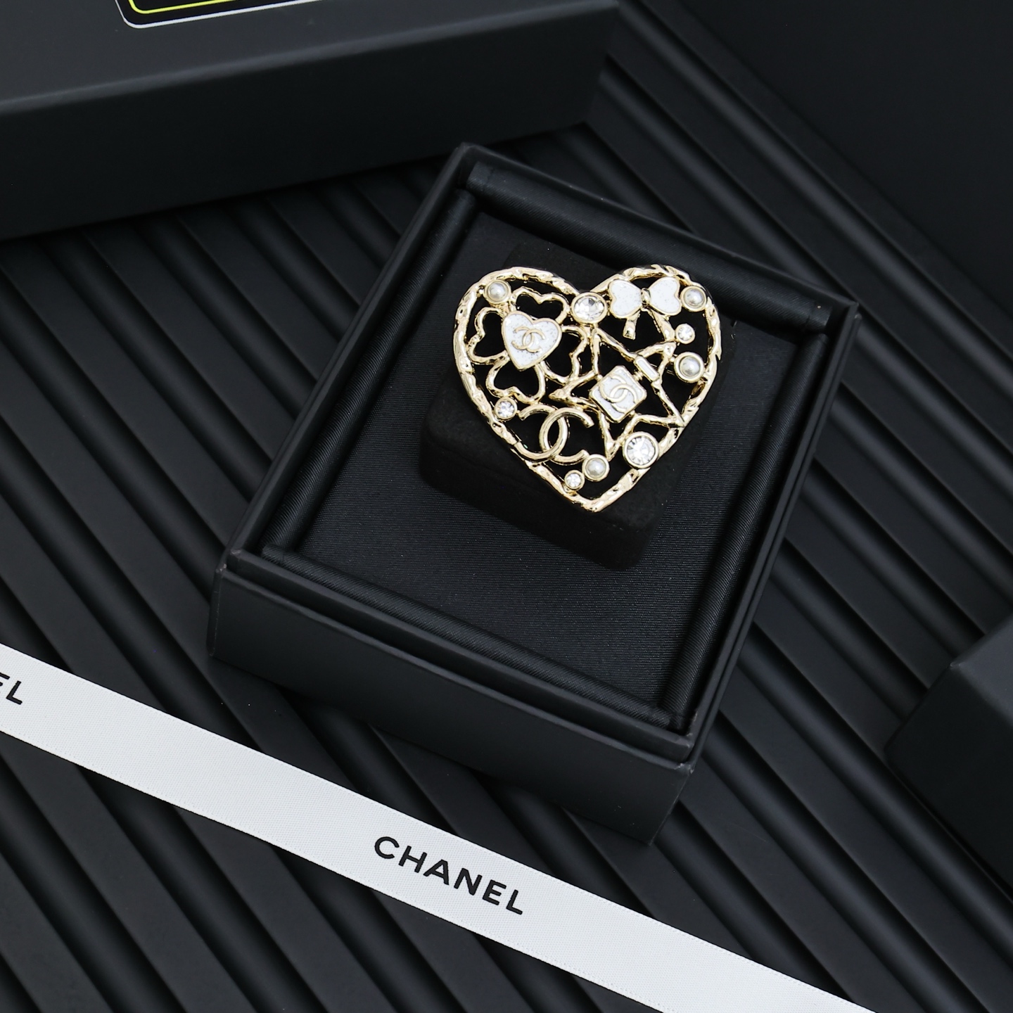 Chanel 25。新款白色珐琅双C镂空爱心胸针超多经典小香元素的组合真的太嗲了
五角星·香水瓶·爱心