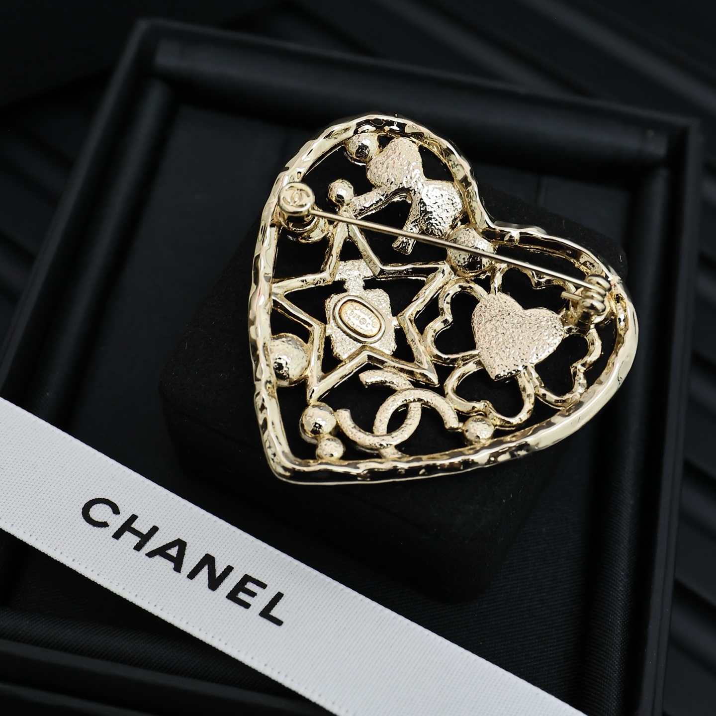  Chanel 25。新款白色珐琅双C镂空爱心胸针超多经典小香元素的组合真的太嗲了
五角星·香水瓶·爱心
