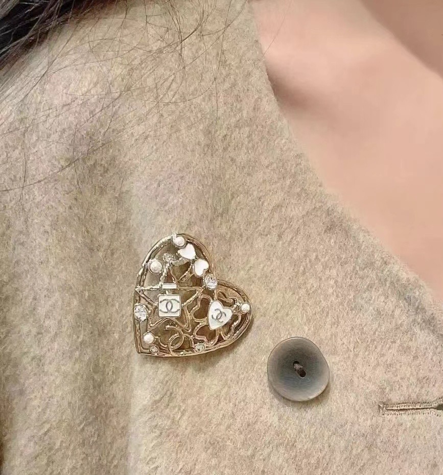  Chanel 25。新款白色珐琅双C镂空爱心胸针超多经典小香元素的组合真的太嗲了
五角星·香水瓶·爱心