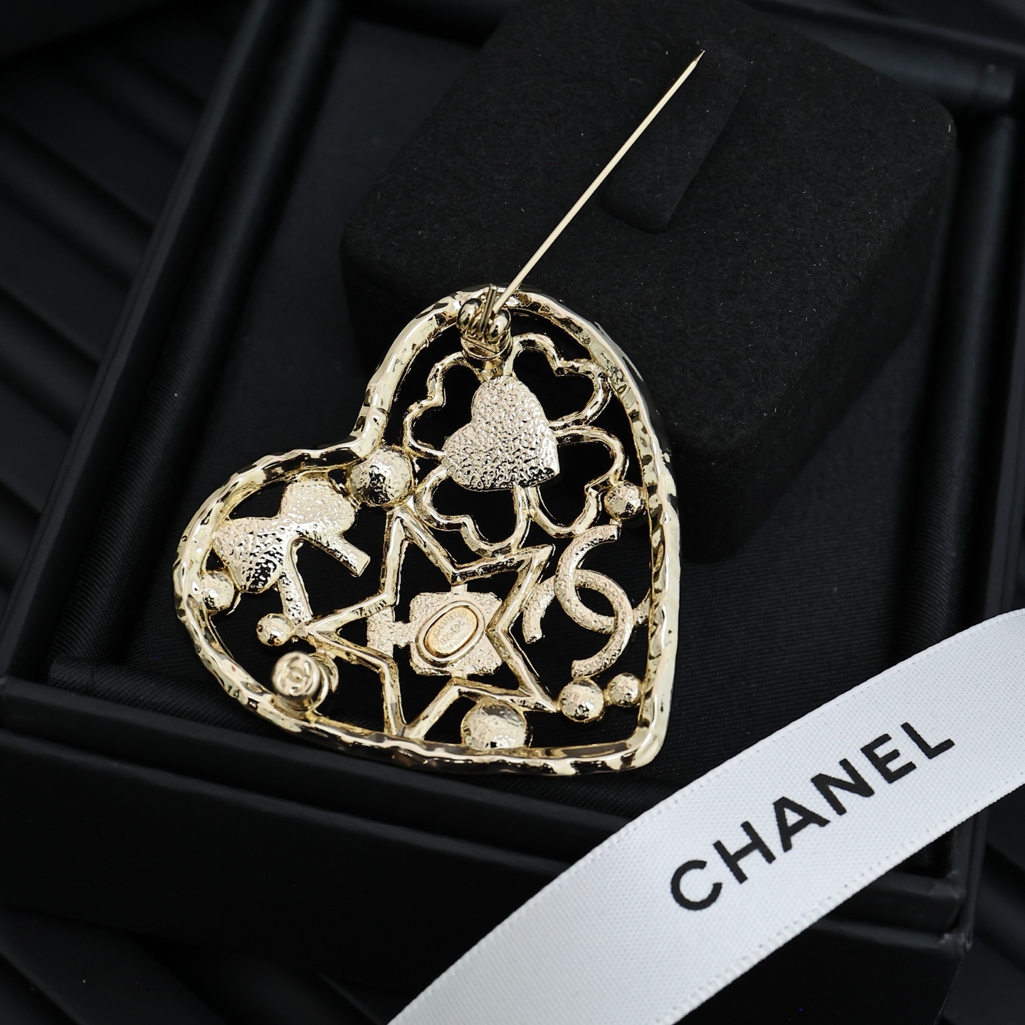  Chanel 25。新款白色珐琅双C镂空爱心胸针超多经典小香元素的组合真的太嗲了
五角星·香水瓶·爱心
