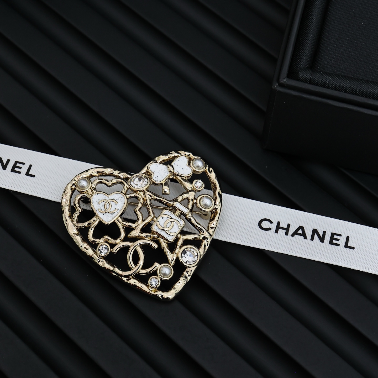 Chanel 25。新款白色珐琅双C镂空爱心胸针超多经典小香元素的组合真的太嗲了
五角星·香水瓶·爱心