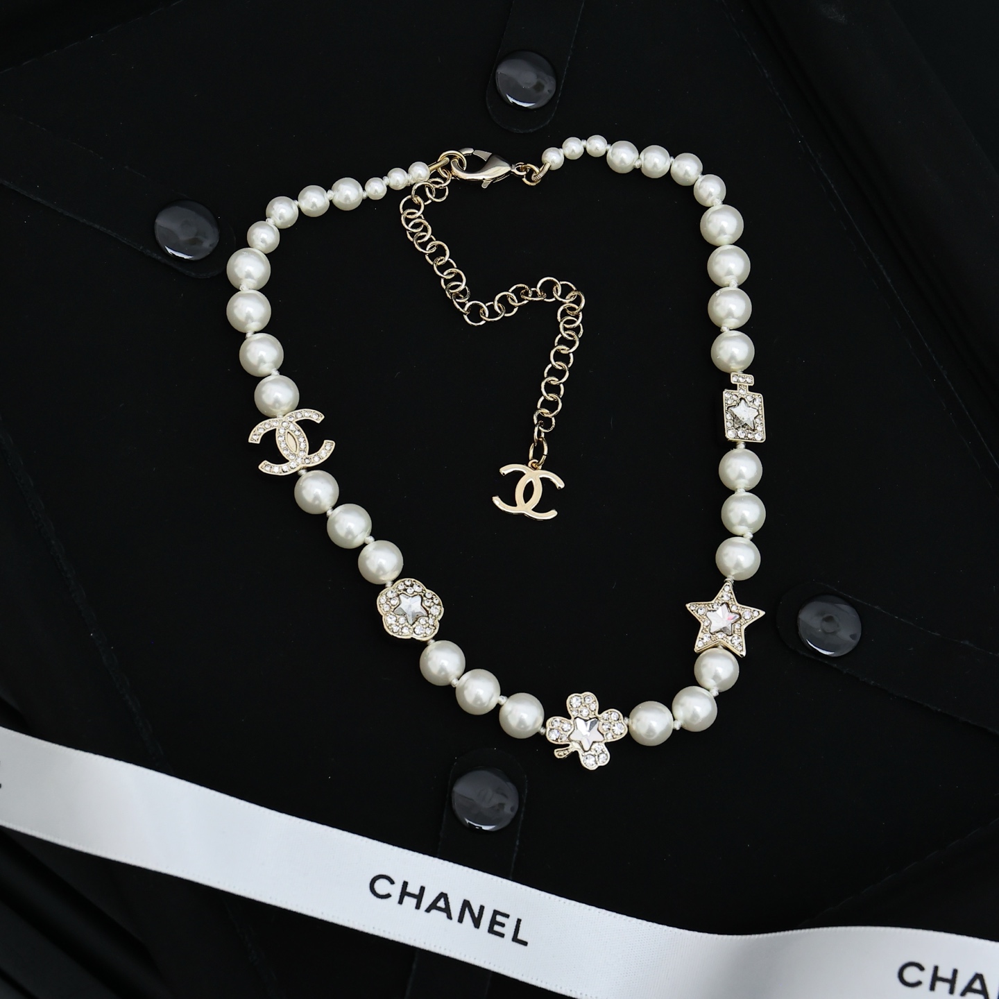 Chanel25。珍珠颈链，集齐四叶草，星星，香水瓶，双c等元素😻满满灵动感🤩🤩甜美~佩戴率高这一季很少