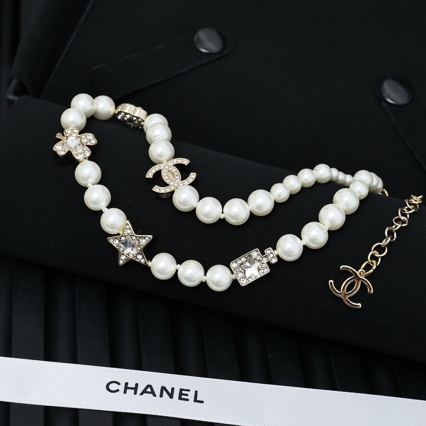 Chanel25。珍珠颈链，集齐四叶草，星星，香水瓶，双c等元素😻满满灵动感🤩🤩甜美~佩戴率高这一季很少