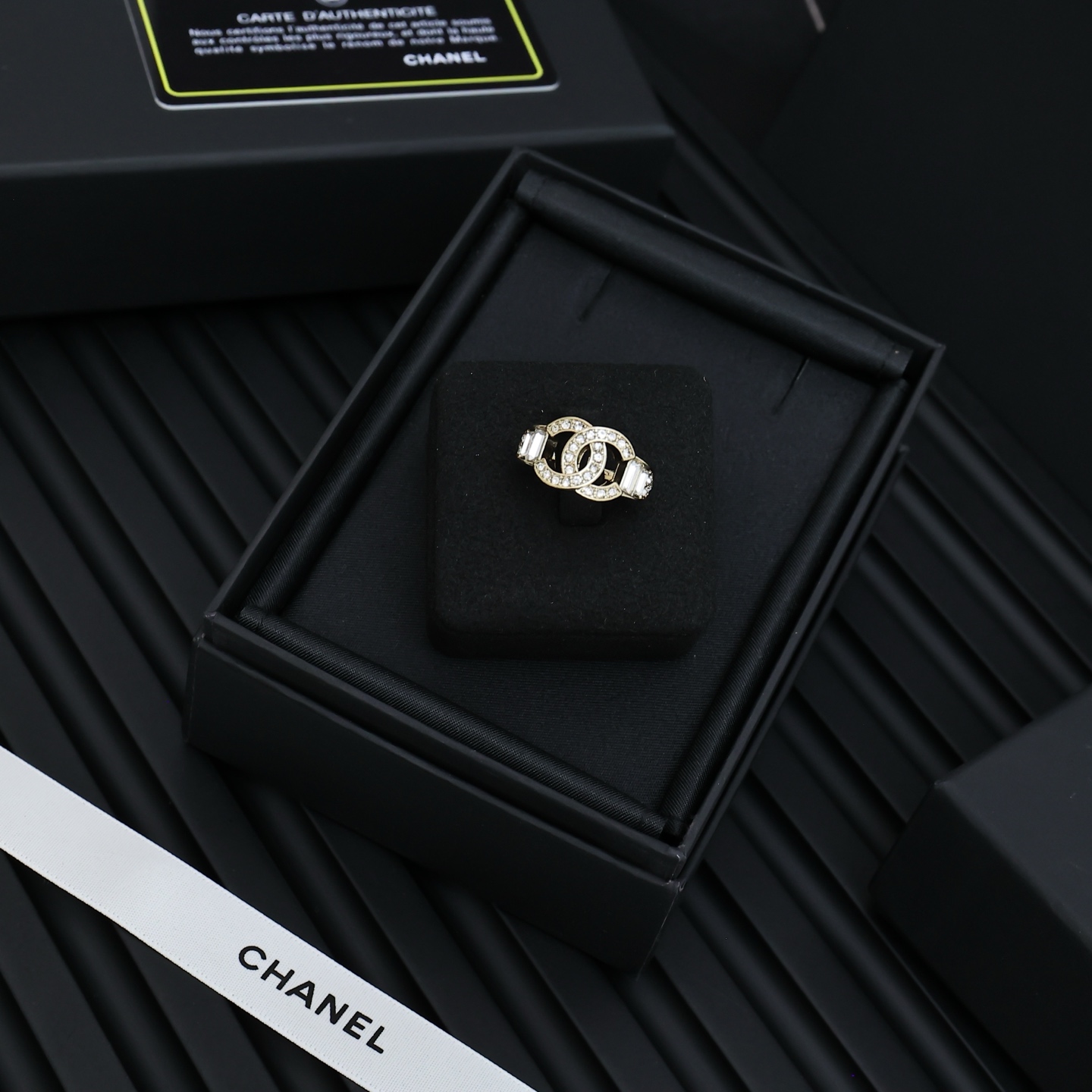  Chanel 满钻双C浅金色字母戒指
浅金色戒圈上T方钻跟小碎钻的结合
细节满满弧度圆润饱满 
很有v