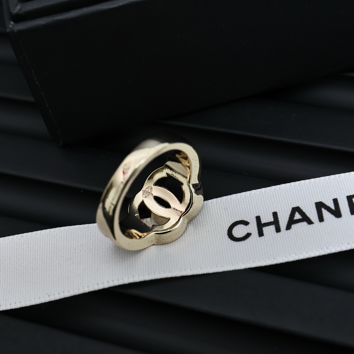  Chanel 满钻双C浅金色字母戒指
浅金色戒圈上T方钻跟小碎钻的结合
细节满满弧度圆润饱满 
很有v