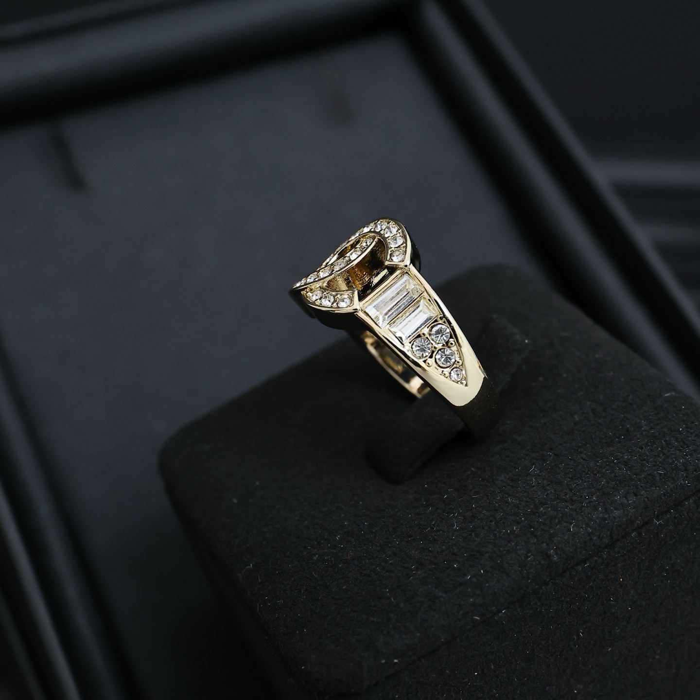  Chanel 满钻双C浅金色字母戒指
浅金色戒圈上T方钻跟小碎钻的结合
细节满满弧度圆润饱满 
很有v