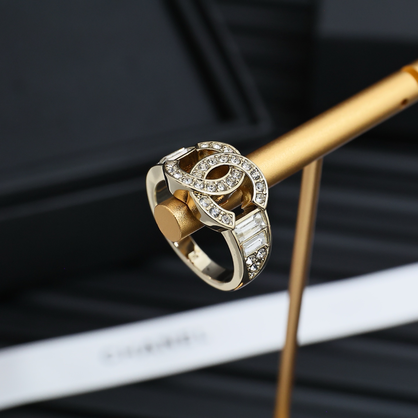 Chanel 满钻双C浅金色字母戒指
浅金色戒圈上T方钻跟小碎钻的结合
细节满满弧度圆润饱满 
很有v