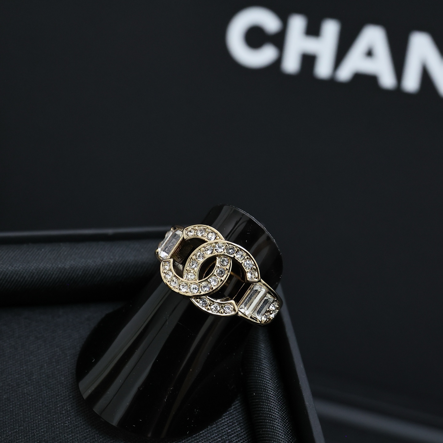  Chanel 满钻双C浅金色字母戒指
浅金色戒圈上T方钻跟小碎钻的结合
细节满满弧度圆润饱满 
很有v