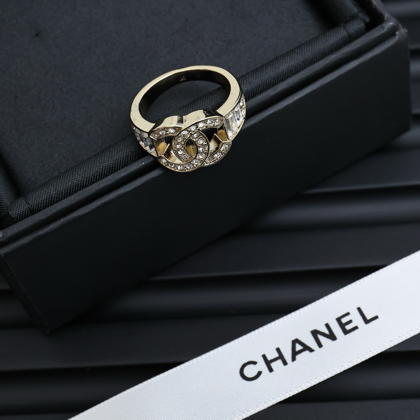  Chanel 满钻双C浅金色字母戒指
浅金色戒圈上T方钻跟小碎钻的结合
细节满满弧度圆润饱满 
很有v