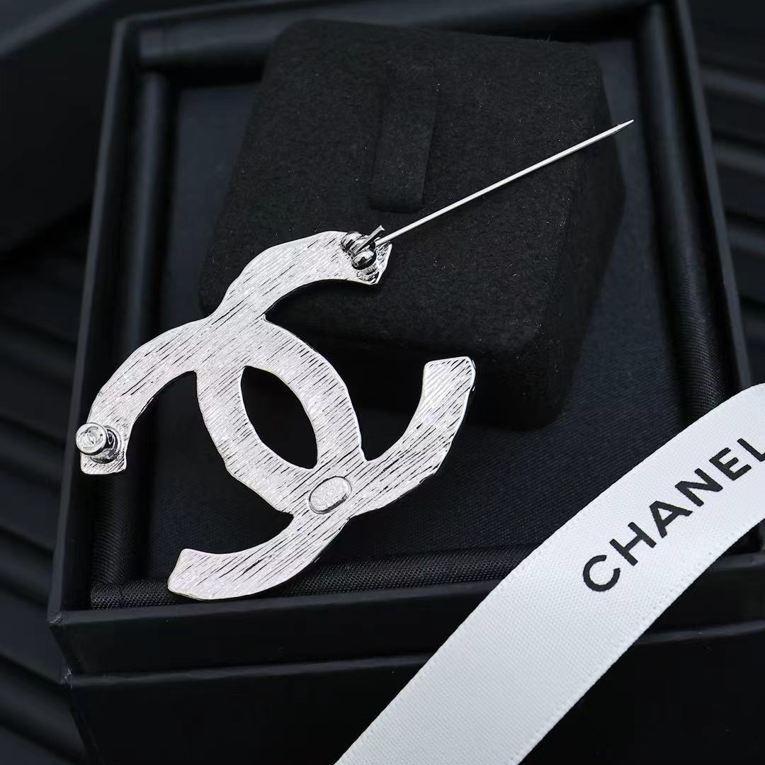 Chanel 25s麦穗拉丝银双c胸针极简风设计 耐看百搭	任何类型的服饰发型都可以搭巨巨巨...巨好搭