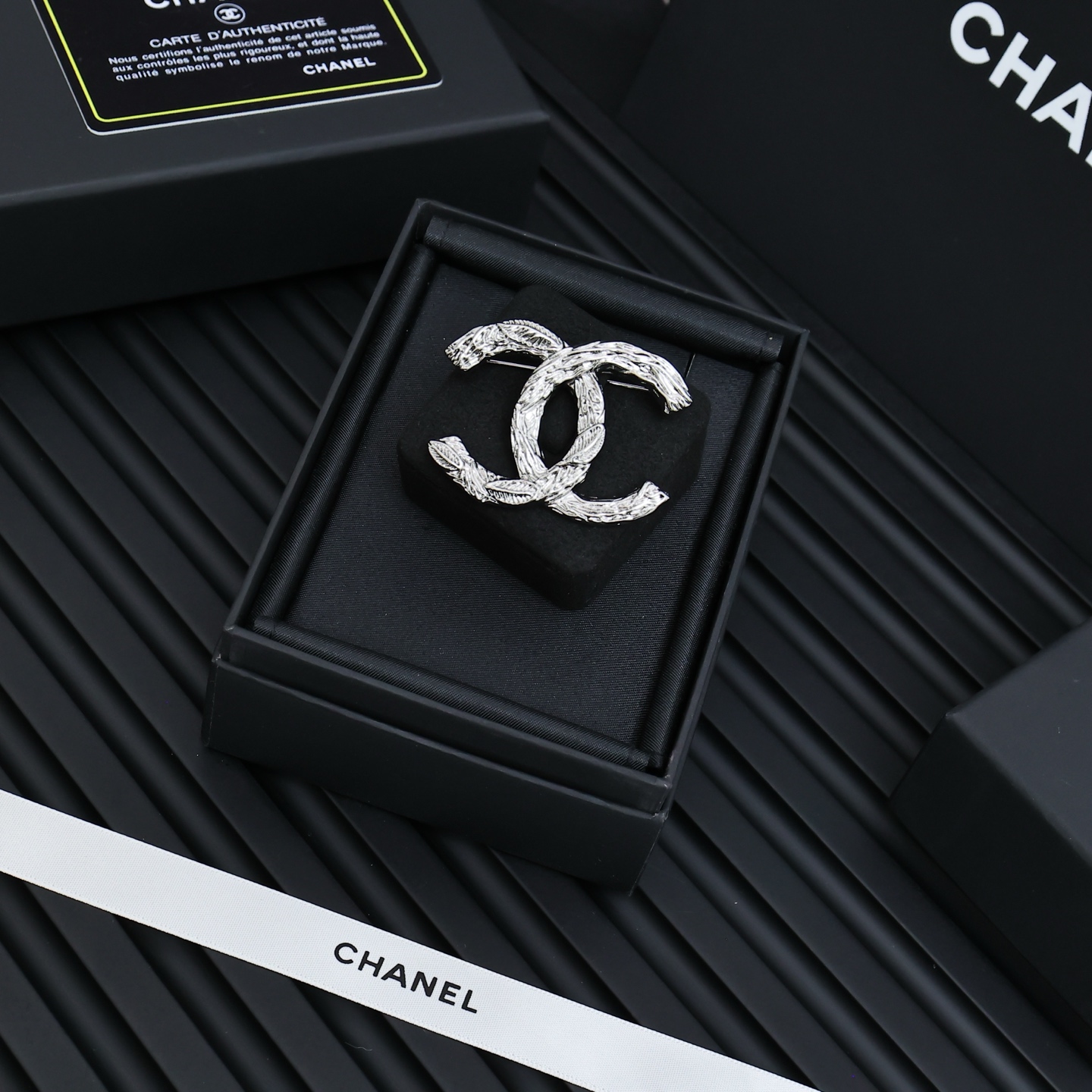 Chanel 25s麦穗拉丝银双c胸针极简风设计 耐看百搭	任何类型的服饰发型都可以搭巨巨巨...巨好搭