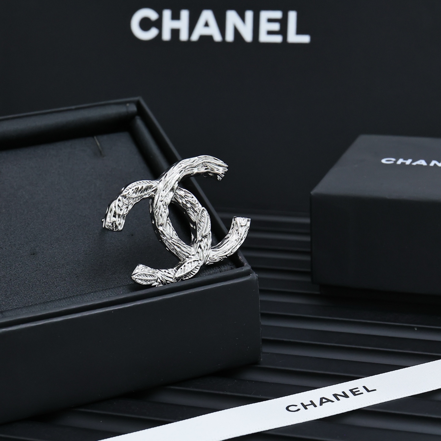 Chanel 25s麦穗拉丝银双c胸针极简风设计 耐看百搭	任何类型的服饰发型都可以搭巨巨巨...巨好搭