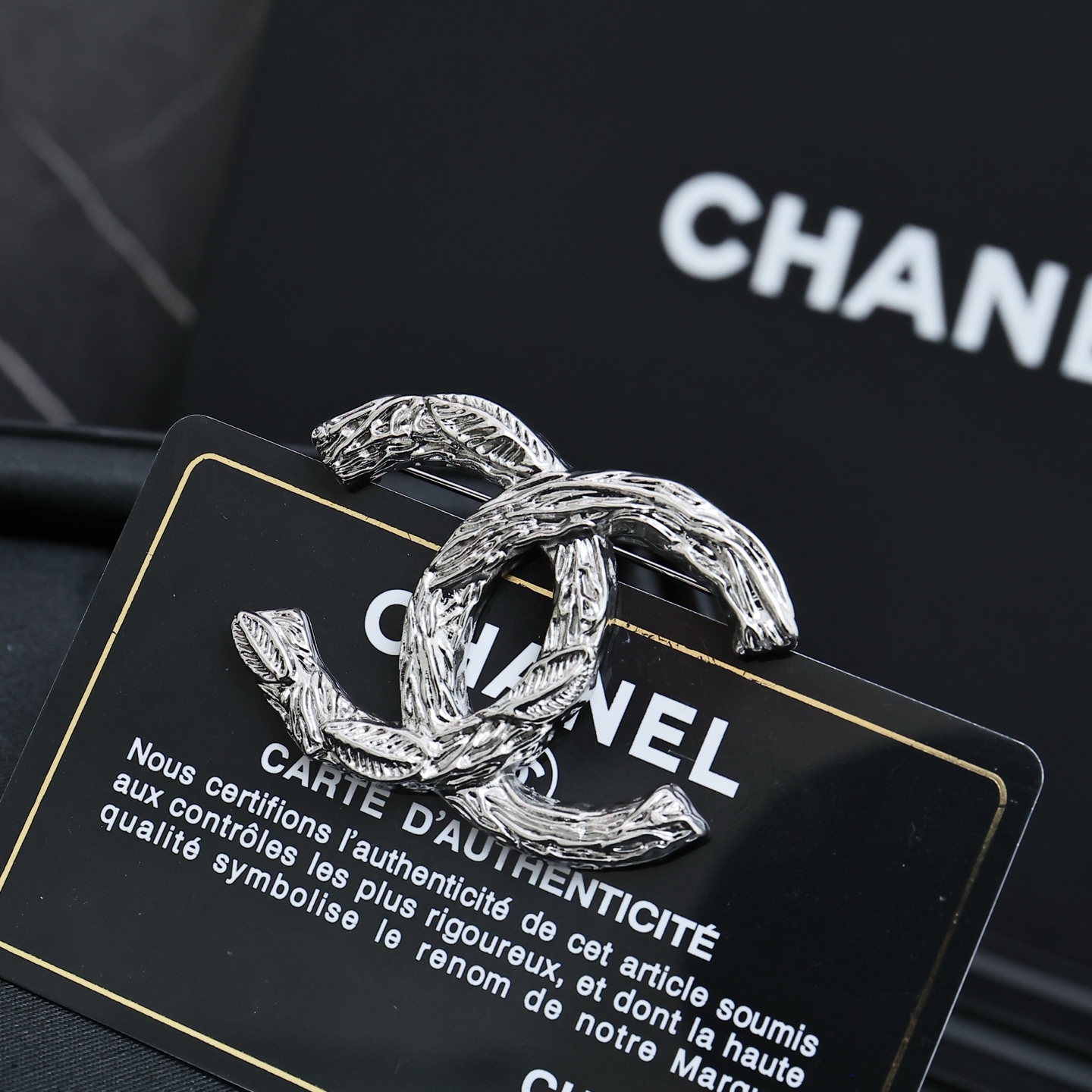 Chanel 25s麦穗拉丝银双c胸针极简风设计 耐看百搭	任何类型的服饰发型都可以搭巨巨巨...巨好搭