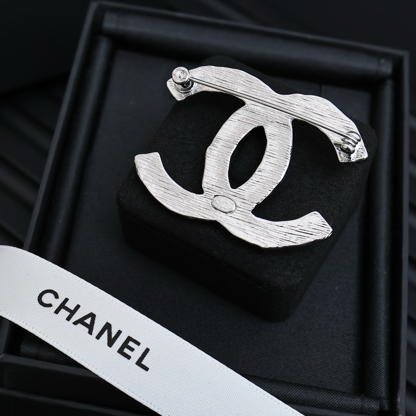 Chanel 25s麦穗拉丝银双c胸针极简风设计 耐看百搭	任何类型的服饰发型都可以搭巨巨巨...巨好搭
