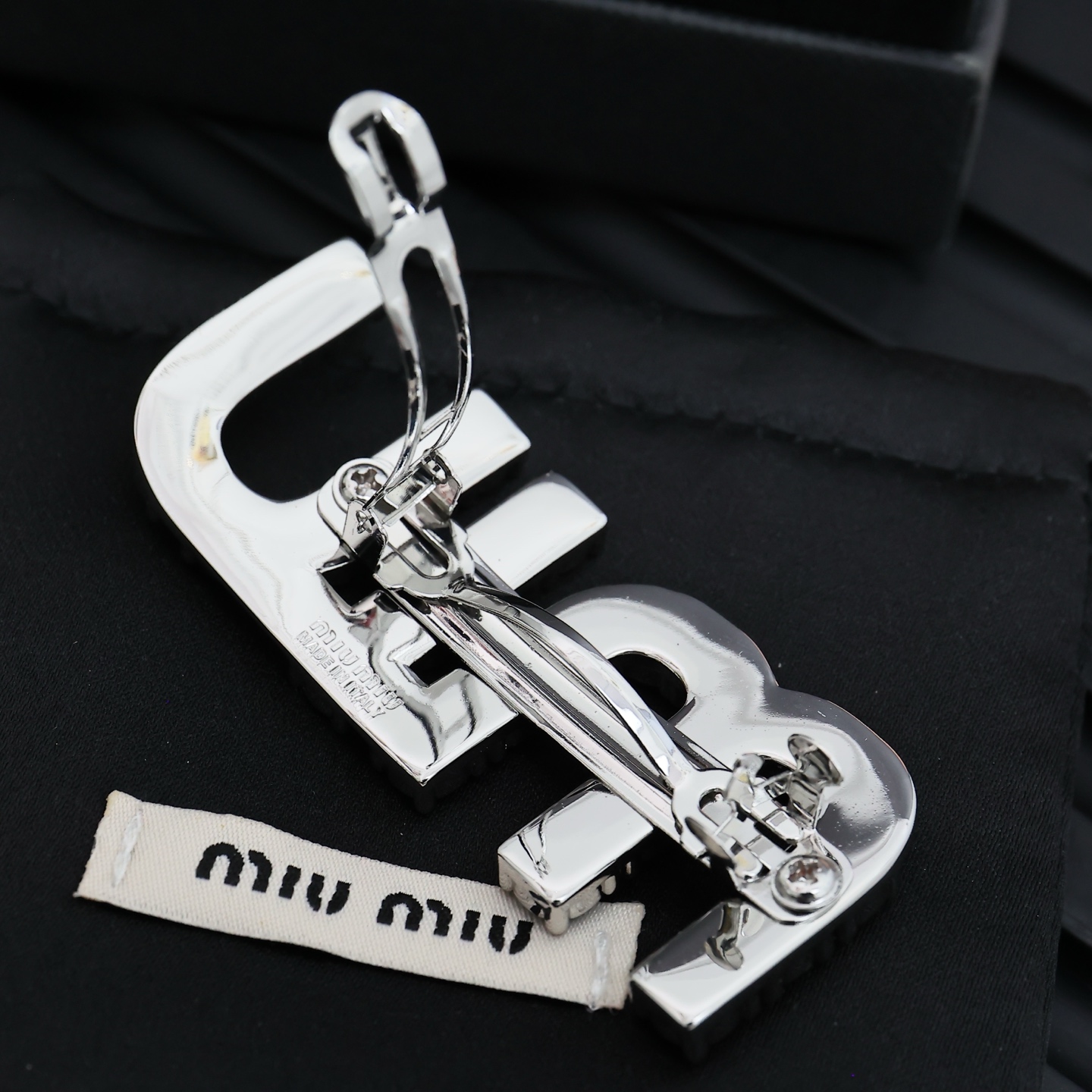  Miu Miu  字母发夹最适合日常搭配～
miumiu缪缪 满钻 bling bling✨原版黄铜五