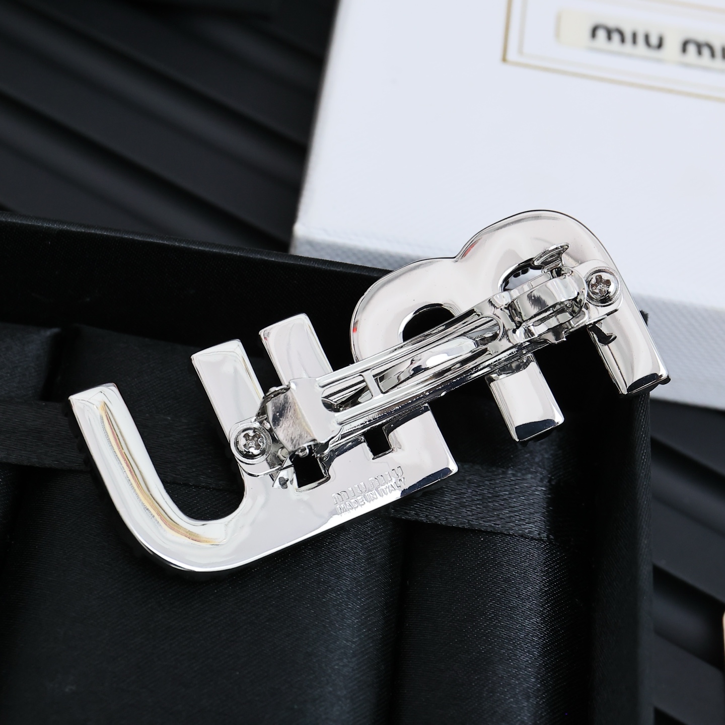  Miu Miu  字母发夹最适合日常搭配～
miumiu缪缪 满钻 bling bling✨原版黄铜五
