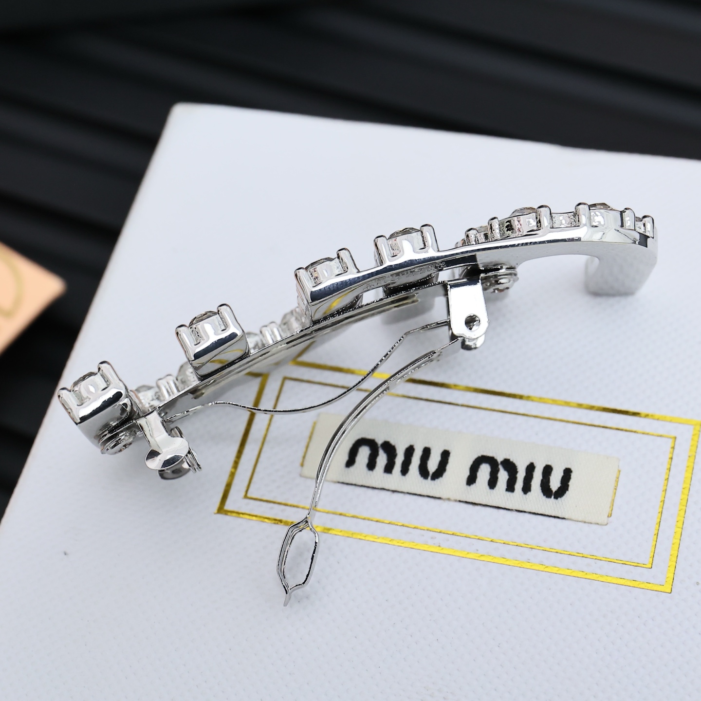  Miu Miu  字母发夹最适合日常搭配～
miumiu缪缪 满钻 bling bling✨原版黄铜五