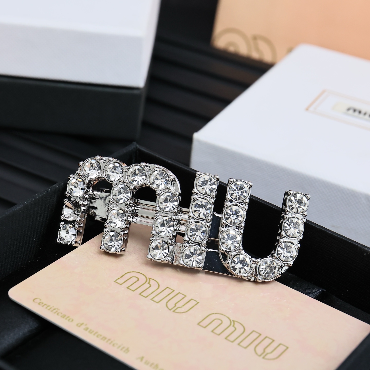  Miu Miu  字母发夹最适合日常搭配～
miumiu缪缪 满钻 bling bling✨原版黄铜五
