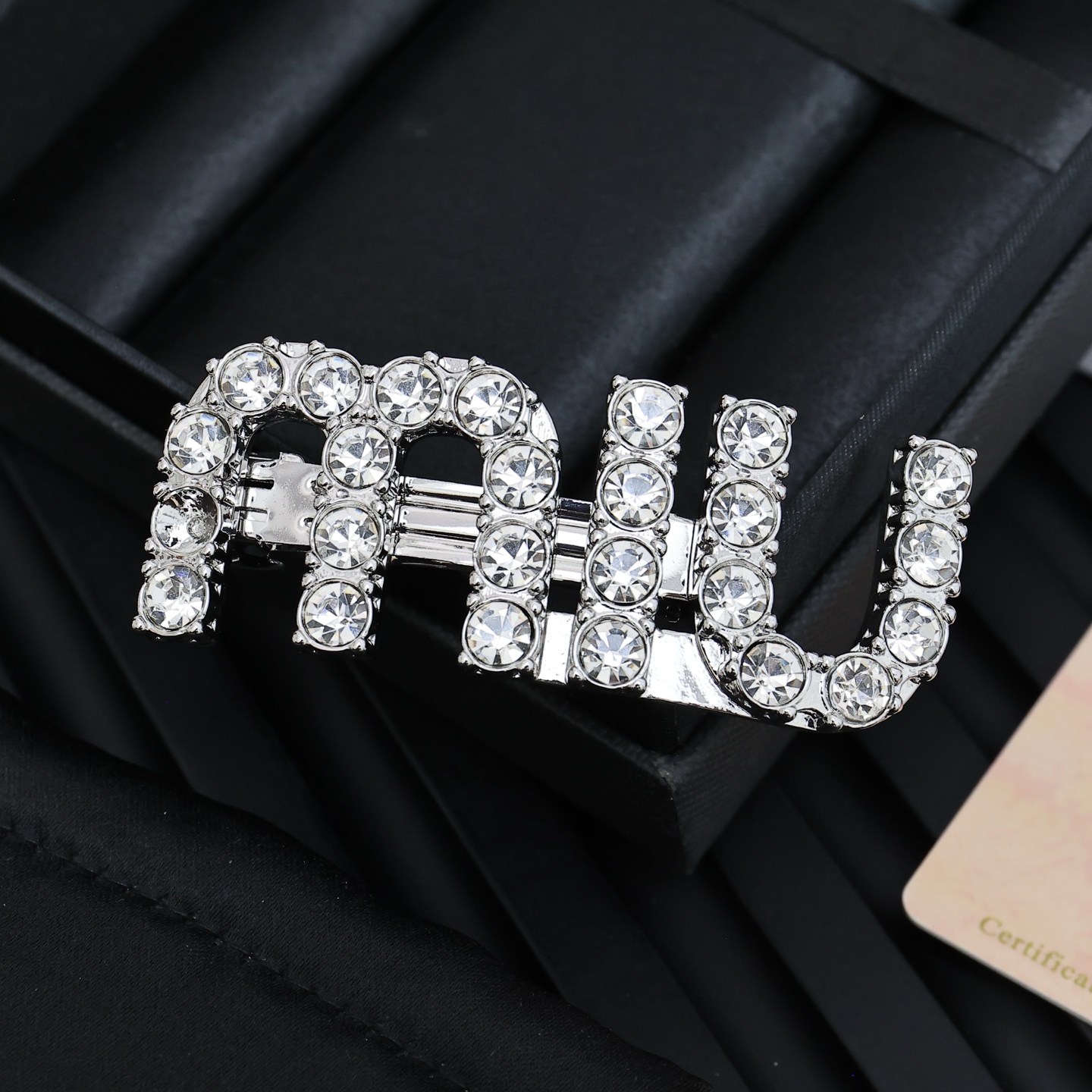  Miu Miu  字母发夹最适合日常搭配～
miumiu缪缪 满钻 bling bling✨原版黄铜五