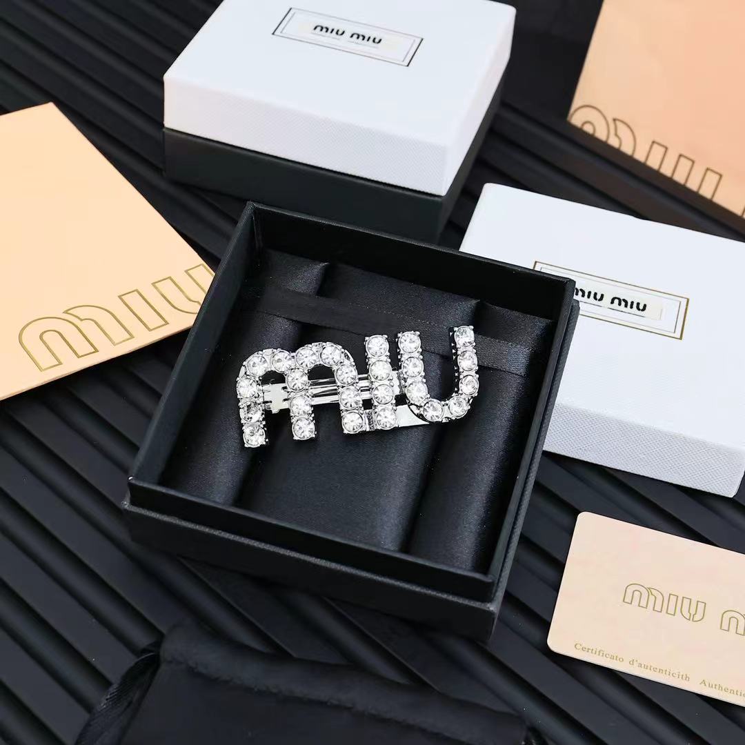  Miu Miu  字母发夹最适合日常搭配～
miumiu缪缪 满钻 bling bling✨原版黄铜五
