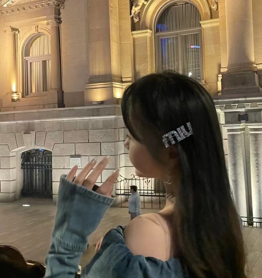  Miu Miu  字母发夹最适合日常搭配～
miumiu缪缪 满钻 bling bling✨原版黄铜五