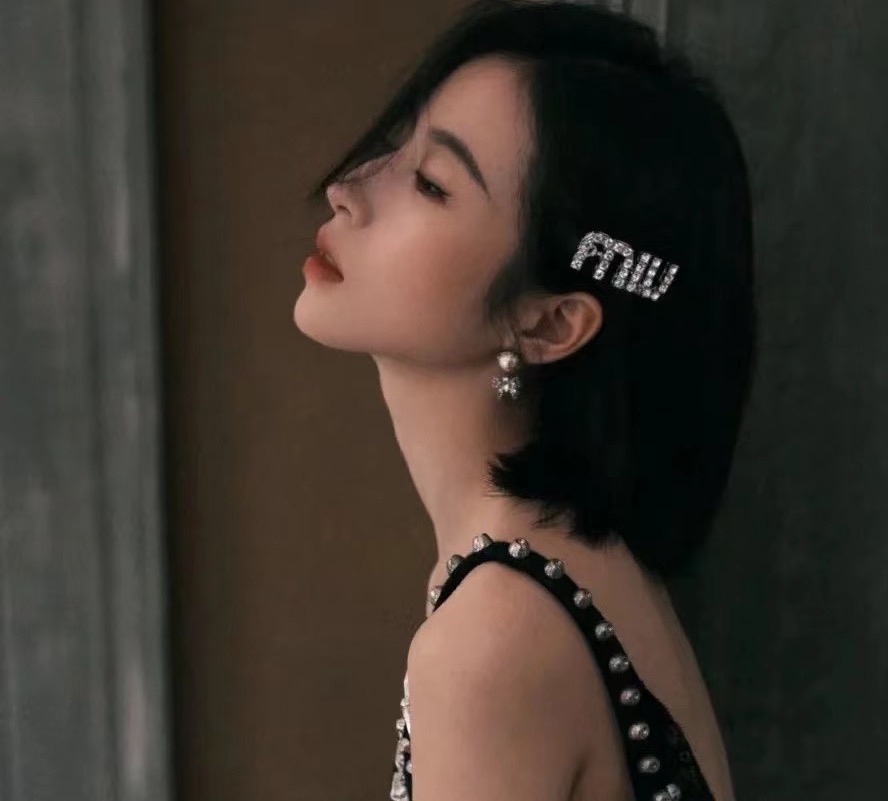  Miu Miu  字母发夹最适合日常搭配～
miumiu缪缪 满钻 bling bling✨原版黄铜五