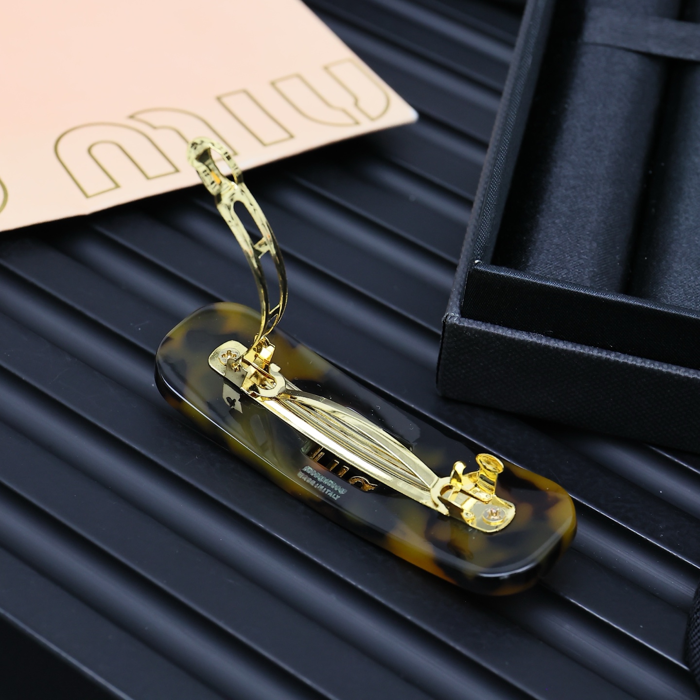  miumiu玳瑁色亚克力发夹
富家千金 优雅大小姐即视感
复古百搭夹后脑勺太有氛围感咯 
get到了配