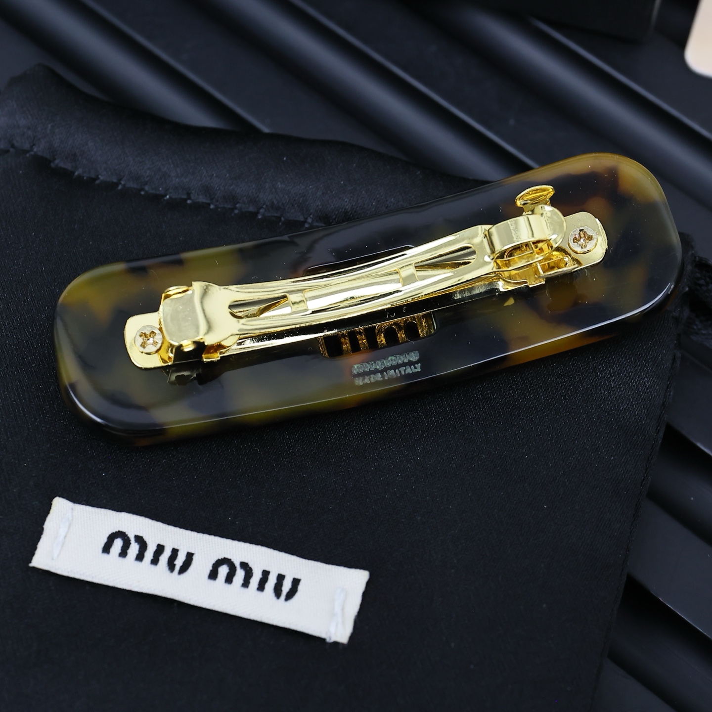  miumiu玳瑁色亚克力发夹
富家千金 优雅大小姐即视感
复古百搭夹后脑勺太有氛围感咯 
get到了配