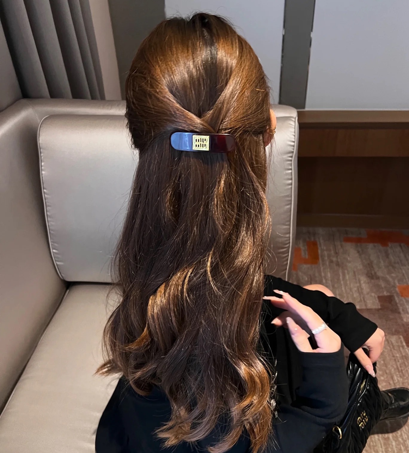  miumiu玳瑁色亚克力发夹
富家千金 优雅大小姐即视感
复古百搭夹后脑勺太有氛围感咯 
get到了配