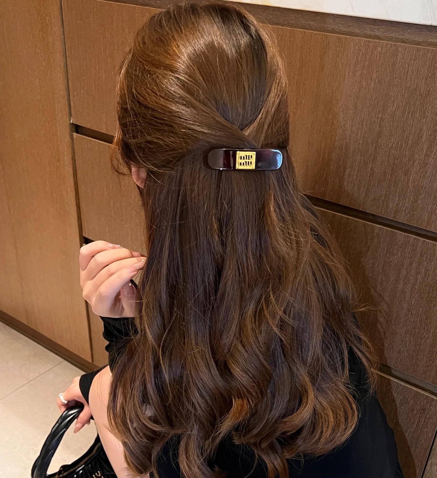  miumiu玳瑁色亚克力发夹
富家千金 优雅大小姐即视感
复古百搭夹后脑勺太有氛围感咯 
get到了配