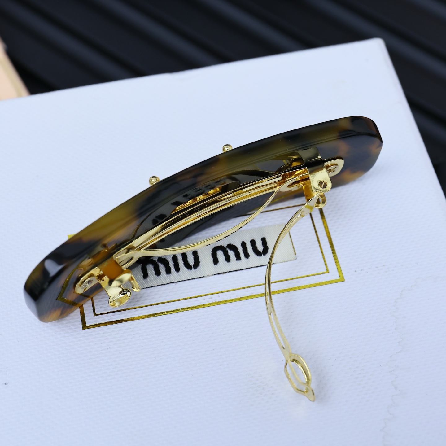  miumiu玳瑁色亚克力发夹
富家千金 优雅大小姐即视感
复古百搭夹后脑勺太有氛围感咯 
get到了配