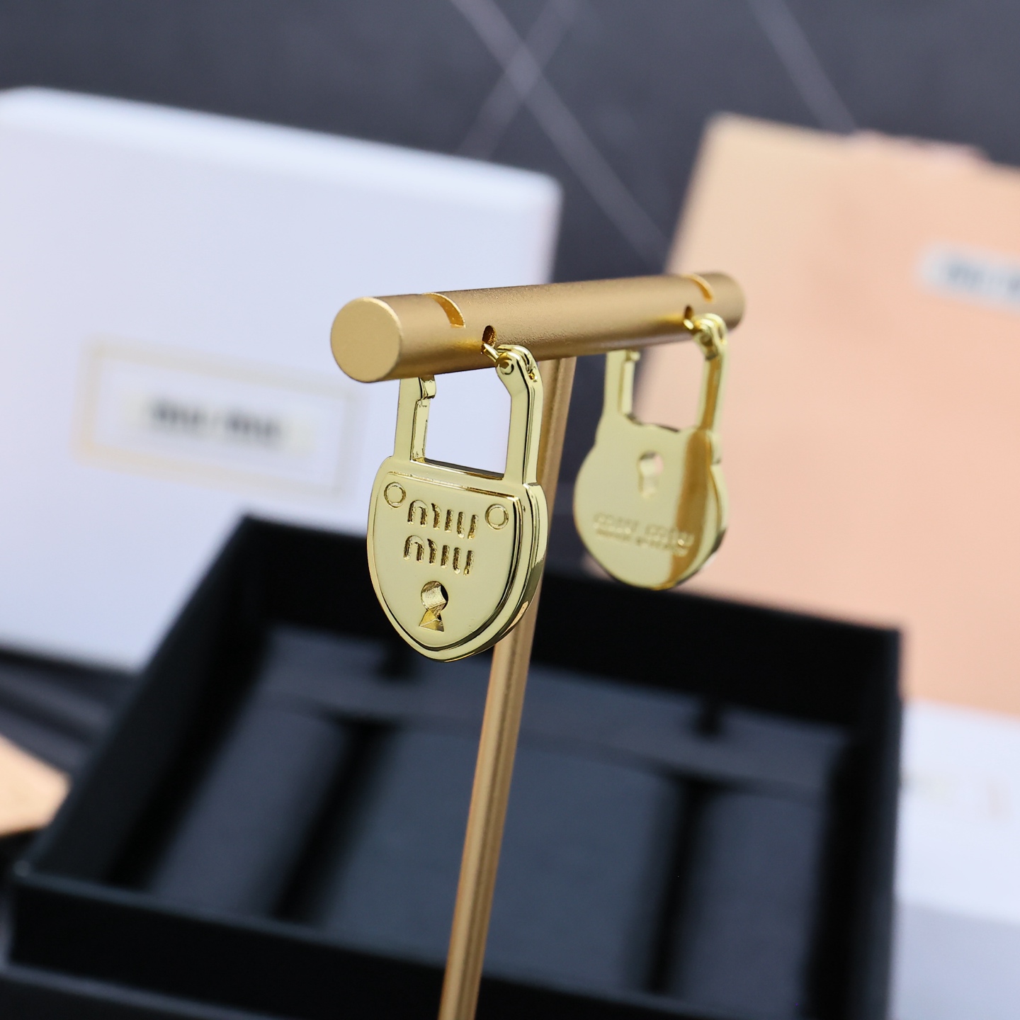 Miu Miu新款锁头耳环可爱到心坎里的🔒耳环一只心形一只圆形的不对成🔒耳环可可爱爱又独特好看🥰🥰🥰
