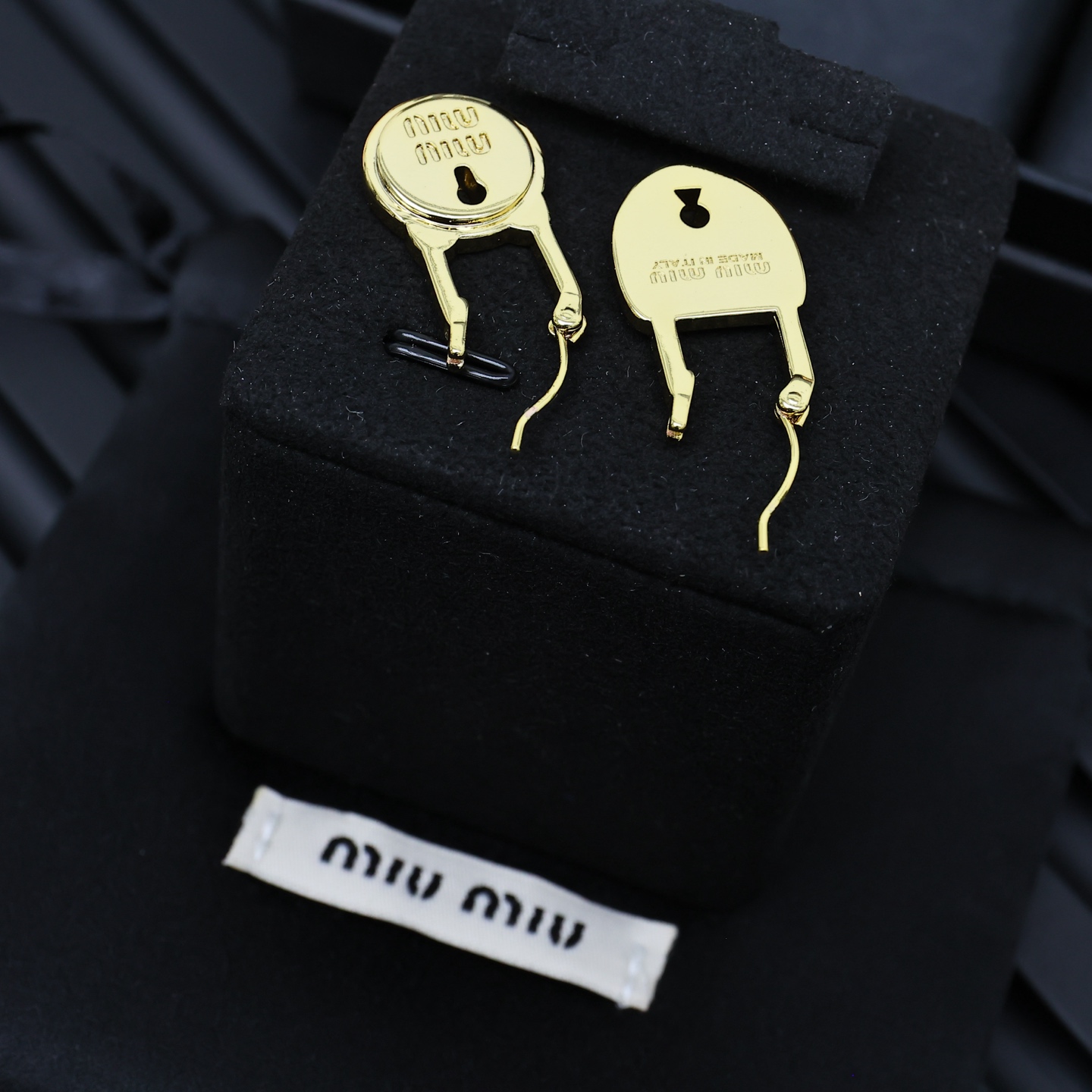 Miu Miu新款锁头耳环可爱到心坎里的🔒耳环一只心形一只圆形的不对成🔒耳环可可爱爱又独特好看🥰🥰🥰