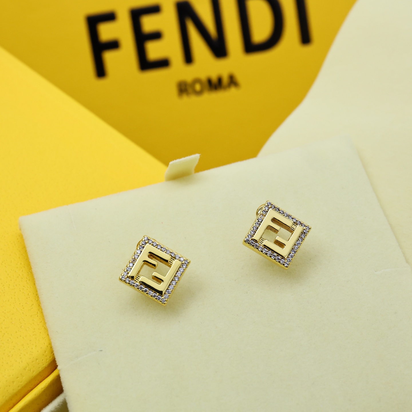 Fendi25 Earring Collection: Stylish Pins on Square and Round Design. - 图片 7