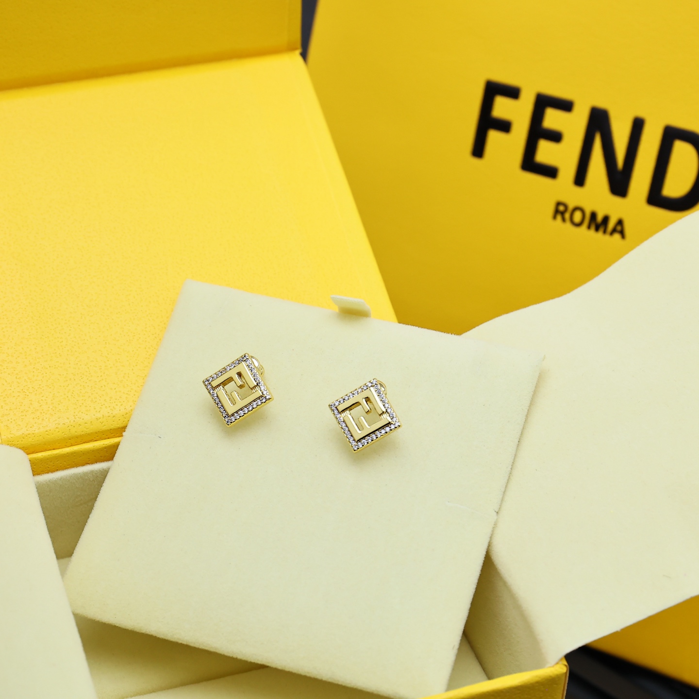 Fendi25 Earring Collection: Stylish Pins on Square and Round Design. - 图片 8