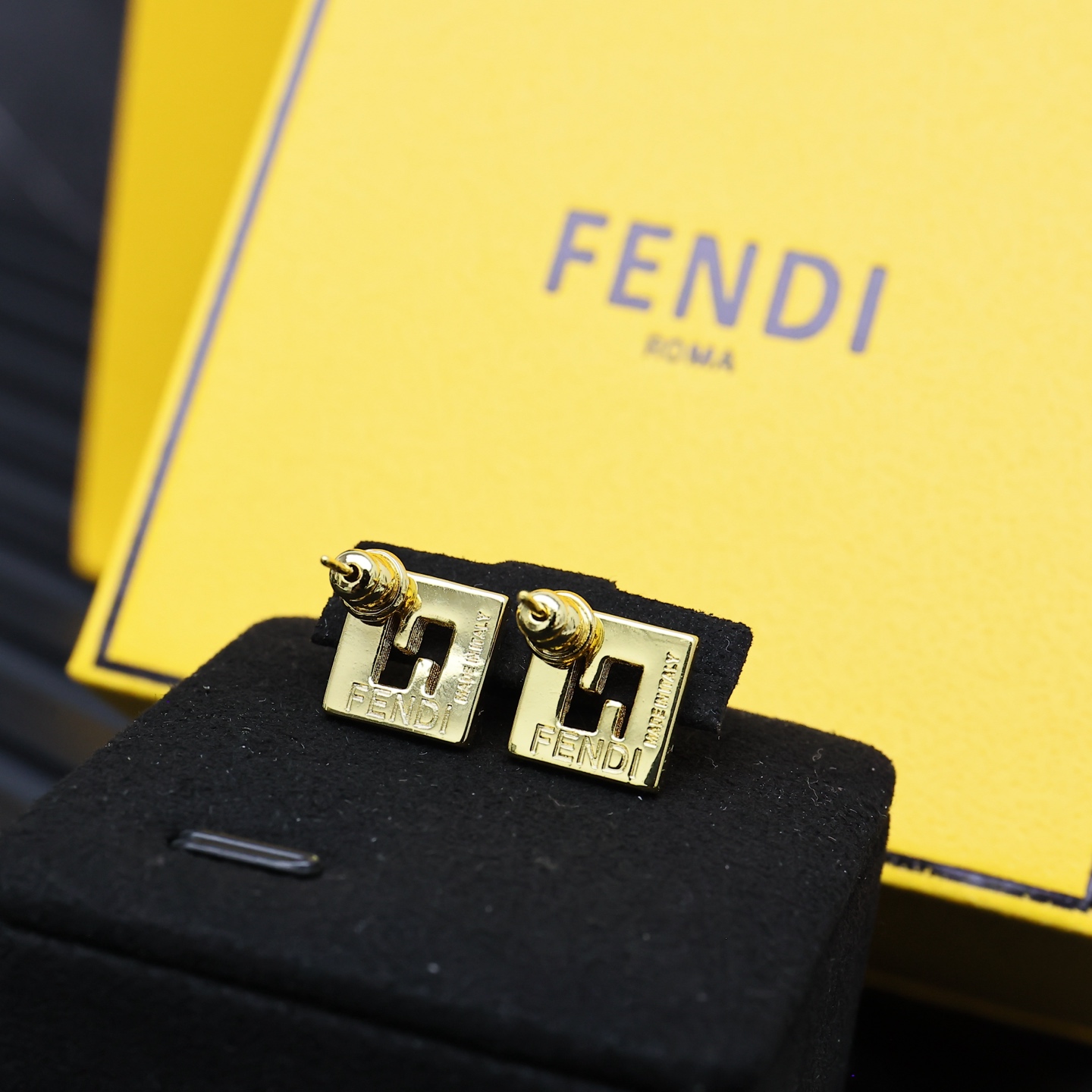 Fendi25 Earring Collection: Stylish Pins on Square and Round Design. - 图片 4
