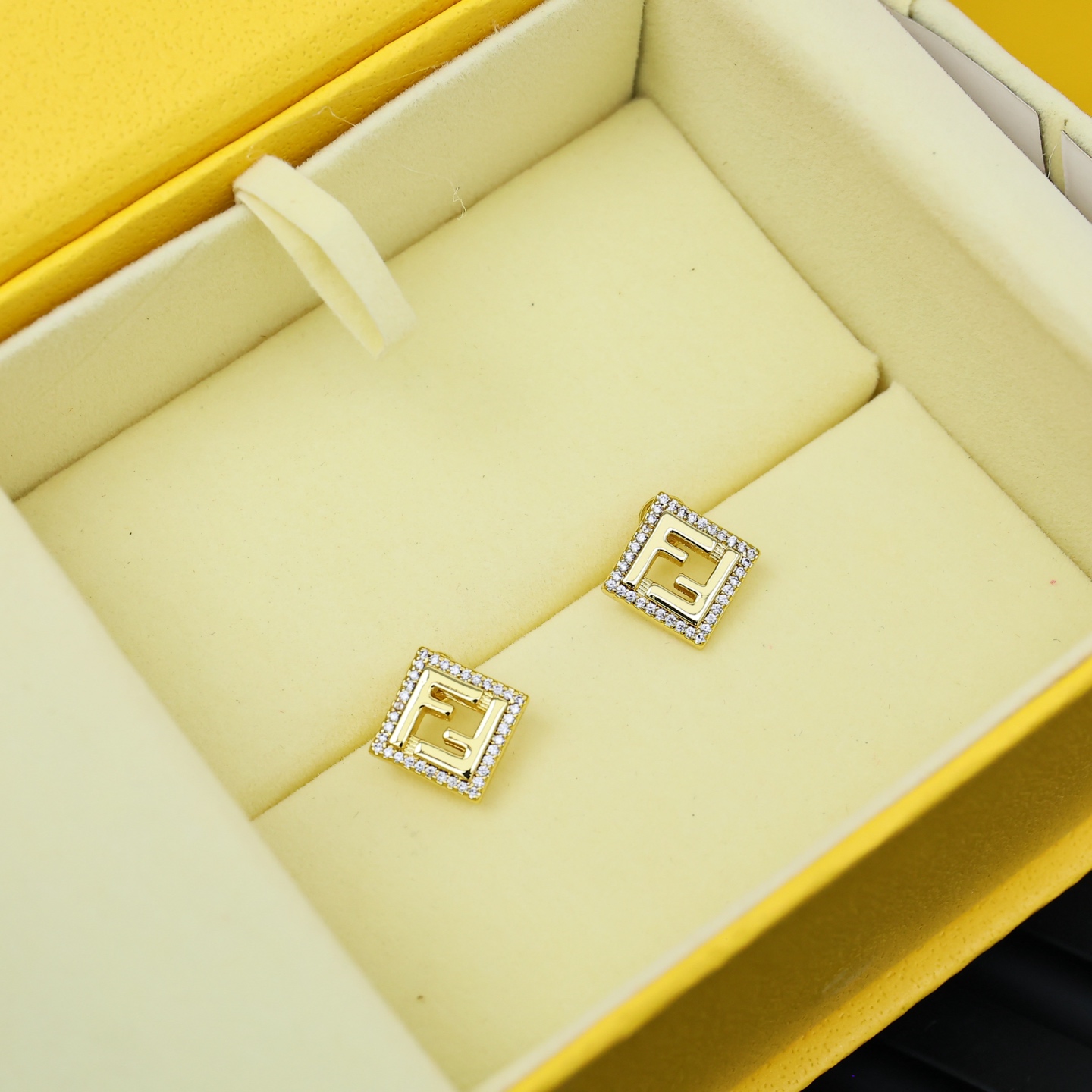 Fendi25 Earring Collection: Stylish Pins on Square and Round Design. - 图片 6