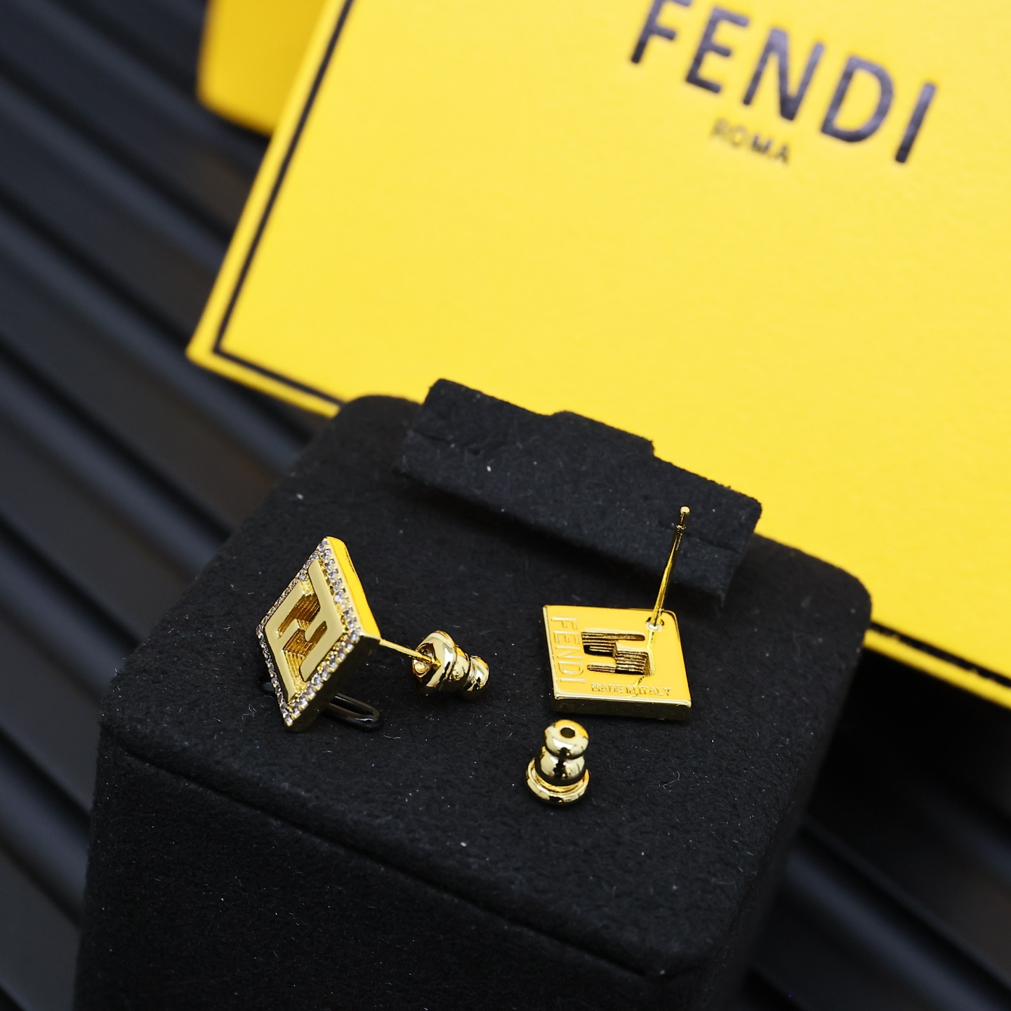 Fendi25 Earring Collection: Stylish Pins on Square and Round Design. - 图片 3