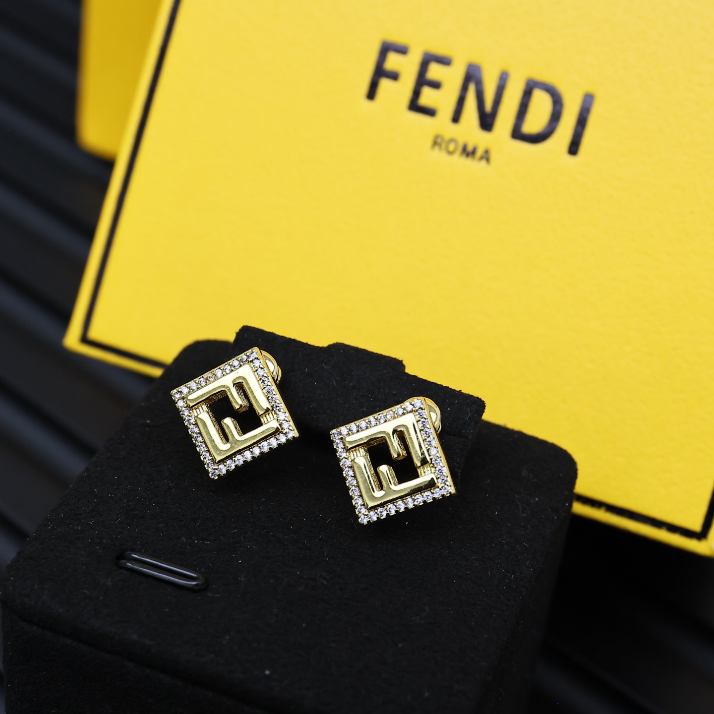 Fendi25 Earring Collection: Stylish Pins on Square and Round Design. - 图片 5