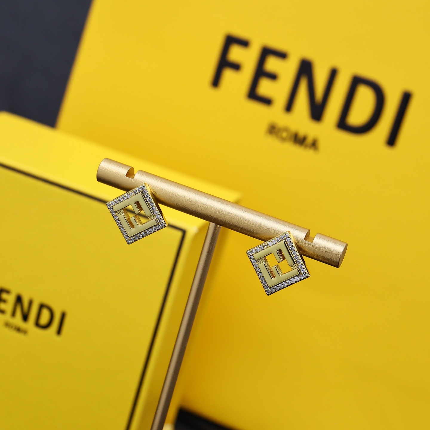 Fendi25 Earring Collection: Stylish Pins on Square and Round Design. - 图片 2