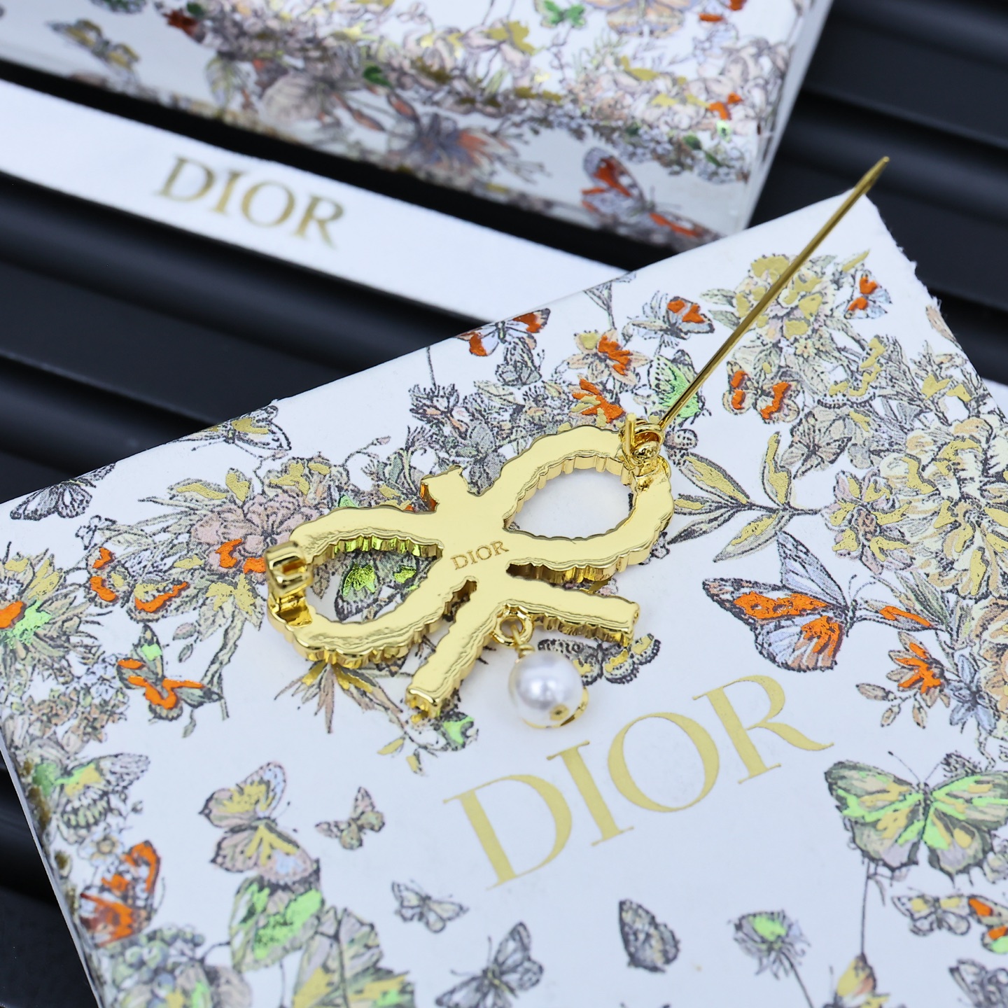  Dior迪奥满钻蝴蝶结胸针
迪奥设计师是懂浪漫的!阳光下会发光配饰
这一期蝴蝶结配饰也太梦幻了
阳光下