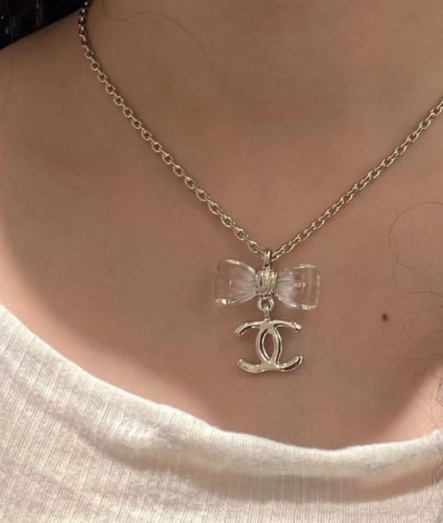  Chanel25。亚克力透明蝴蝶结项链
满满灵动感🤩🤩
甜美~佩戴率高
这一季很少女~活力俏皮!可日常